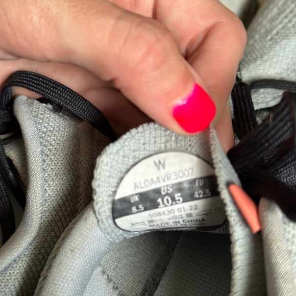 Altra Escalante 2.0 women’s size 10.5 mens size 9 running shoes. - Picture 4 of 5